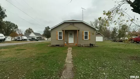 610 N Locust St, Sesser, IL 62884