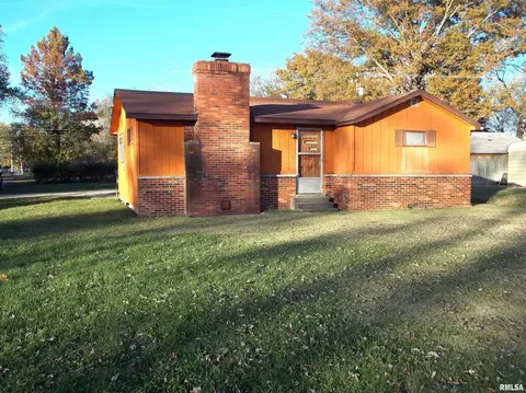 820 E 15th St, Centralia, IL 62801