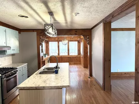 137 S Pine St, Centralia, IL 62801