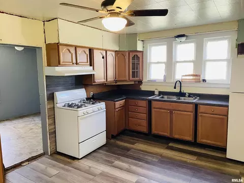 220 Johnson Ave, Centralia, IL 62801 photo 5