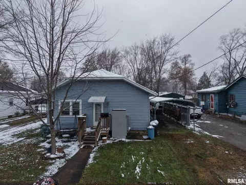 1203 N Mcleansboro St, Benton, IL 62812