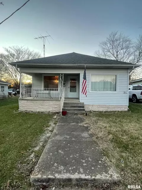 6611 1st East St, Logan, IL 62856