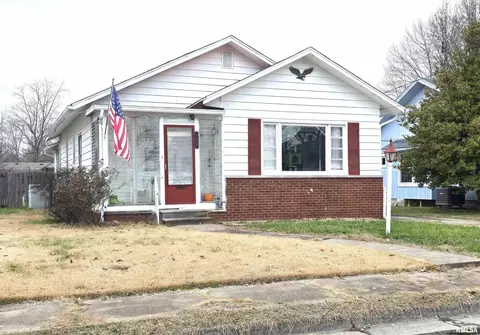 1207 N Maple St, Benton, IL 62812