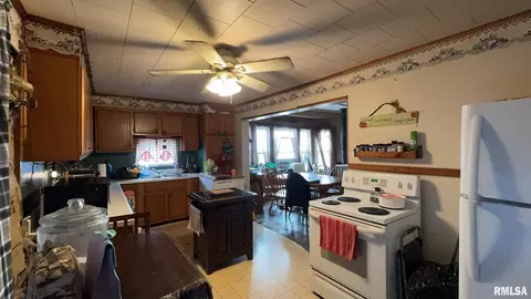 Entry Way - 106 E North St, Sesser, IL 62884 photo 3 of 3