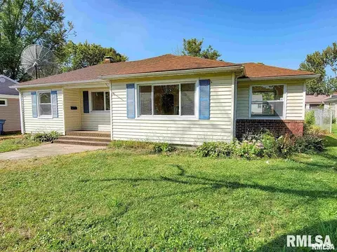 1033 N State Rd, Flora, IL 62839