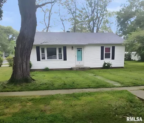 501 S Walnut St, Wayne City, IL 62895