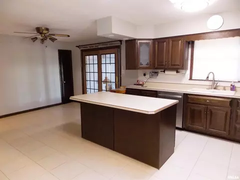Kitchen - 1723 Walnut Hill Rd, Centralia, IL 62801 photo 3 of 4
