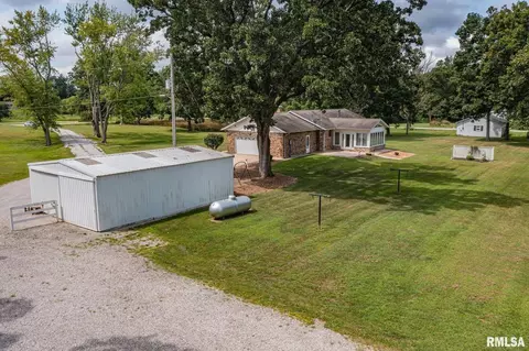 Exterior - 1723 Walnut Hill Rd, Centralia, IL 62801 photo 8 of 11