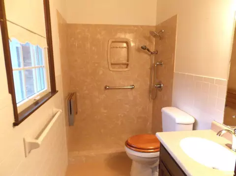 Bath - 1723 Walnut Hill Rd, Centralia, IL 62801 photo 1 of 1
