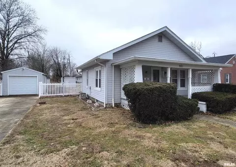 921 N Ohio Ave, Salem, IL 62881