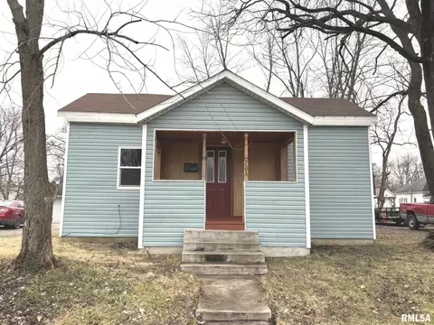 201 W Warmoth St, Salem, IL 62881