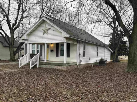 1617 W Chestnut St, Marion, IL 62959