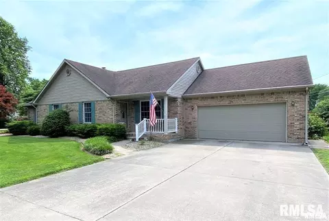 601 N Mill St, Flora, IL 62839