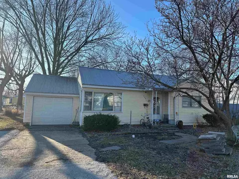 209 NW 2nd St, Casey, IL 62420