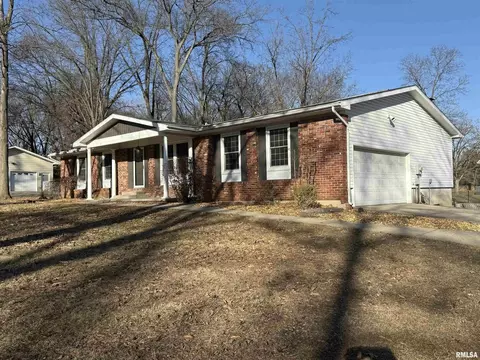 16 Webster Hill St, Mount Vernon, IL 62864