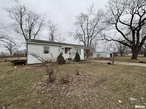 309 E Clinton St, Patoka, IL 62875