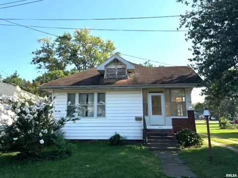 307 Elm St, Salem, IL 62881