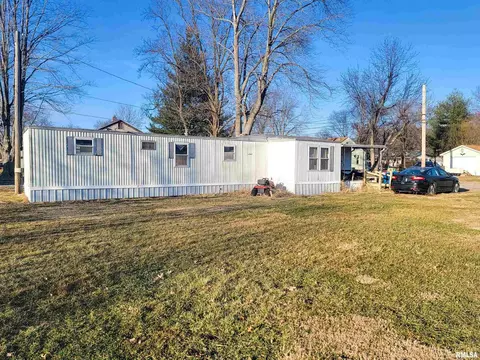 807 Clan St, Flora, IL 62839