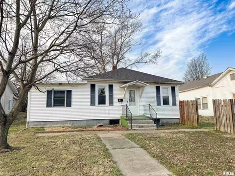 121 W Chestnut St, Anna, IL 62906