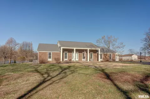 333 N Lakeview Dr, Salem, IL 62881