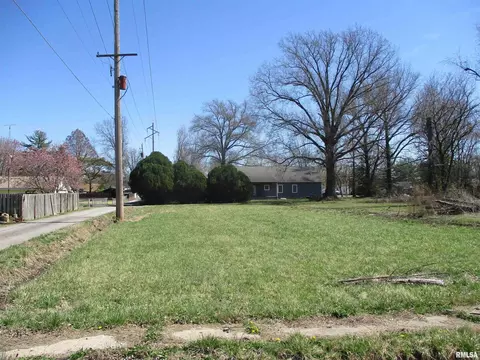 910 N Commercial St, Benton, IL 62812