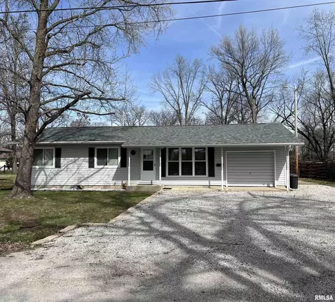 226 E William St, Salem, IL 62881
