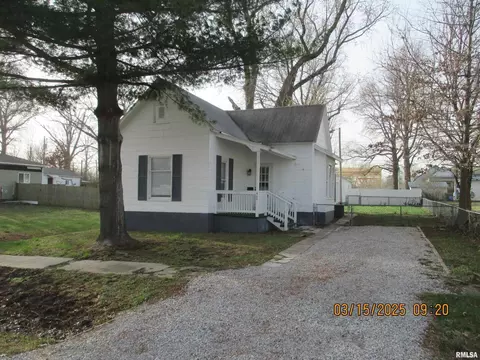 449 Bicknell St, Centralia, IL 62801