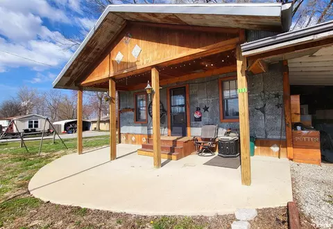 111 S Walnut St, Farina, IL 62838