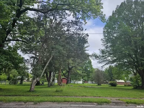 632 N Madison St, Benton, IL 62812