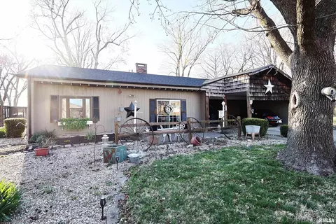 7 Phyllis Dr, Centralia, IL 62801