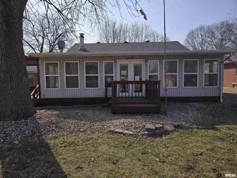 140 Greenview St, Wood River, IL 62095