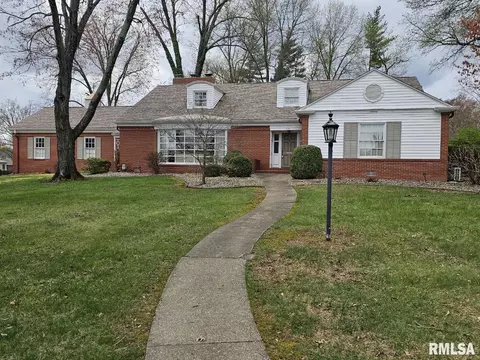 705 Pavey Ave, Mount Vernon, IL 62864
