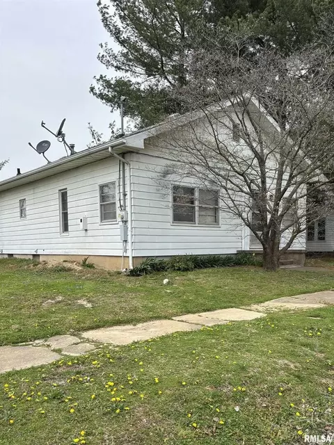 303 S Emma St, Christopher, IL 62822