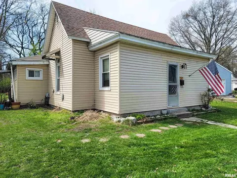 431 N Olive St, Flora, IL 62839