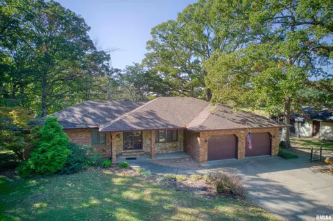 381 Martie Rd, Elkville, IL 62932