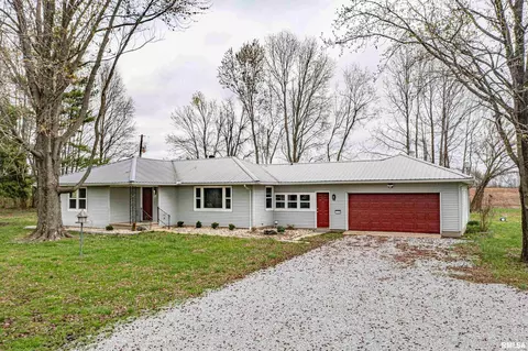 1108 N Main St, Dix, IL 62830