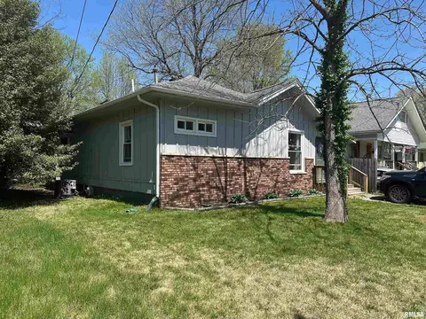 205 W 6th St, Benton, IL 62812