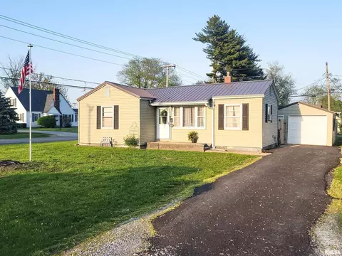 1122 Rider St, Flora, IL 62839