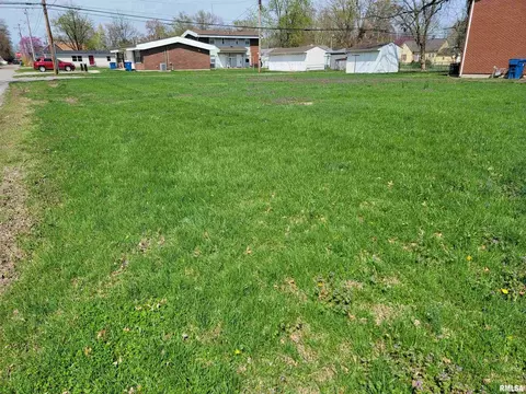 00 E 3rd St, Flora, IL 62839