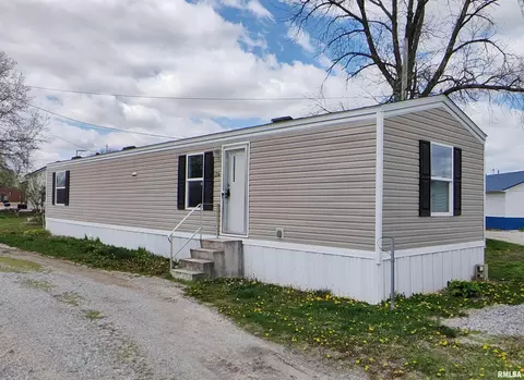 124 E Adams St, Clay City, IL 62824