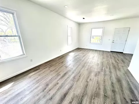Living - 641 N Hickory St, Centralia, IL 62801 photo 2 of 2