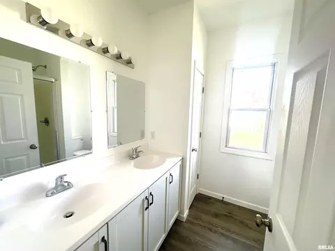 Bath - 641 N Hickory St, Centralia, IL 62801 photo 1 of 2