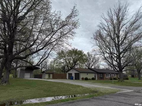504 W William St, Benton, IL 62812