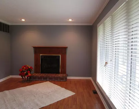 Living - 1253 County Road 800 E, Carmi, IL 62821 photo 3 of 4