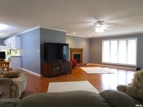 Living - 1253 County Road 800 E, Carmi, IL 62821 photo 2 of 4