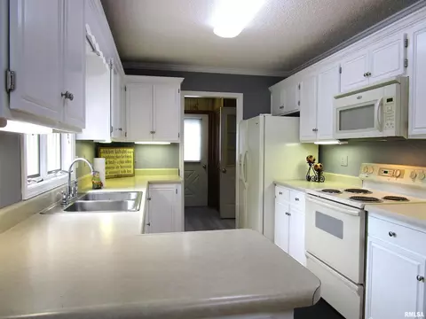 Kitchen - 1253 County Road 800 E, Carmi, IL 62821 photo 2 of 6