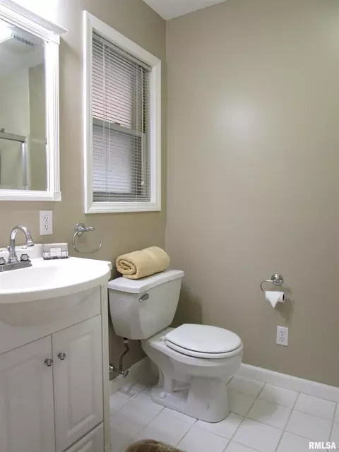 Bath - 1253 County Road 800 E, Carmi, IL 62821 photo 5 of 7
