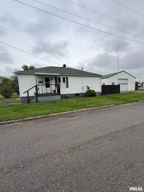 402 Lawrence St, Benton, IL 62812