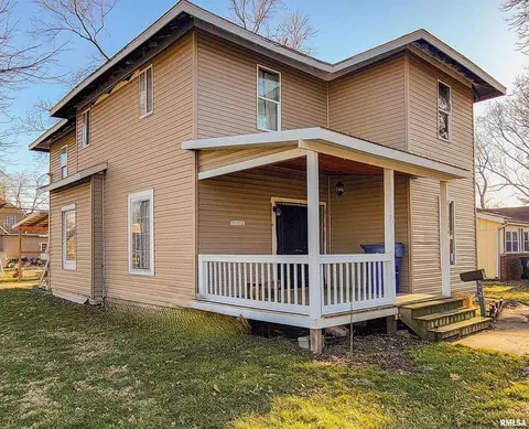 334 E 4th St, Flora, IL 62839