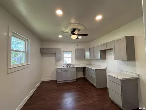 1014 E Broadway St, Centralia, IL 62801 photo 4